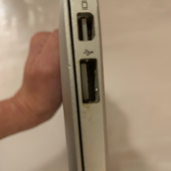 Apple MacBook Air MC505LL/A 1.40 GHz 2GB RAM 64GB SSD 11.6" HD (Used) - Picture 7 of 12